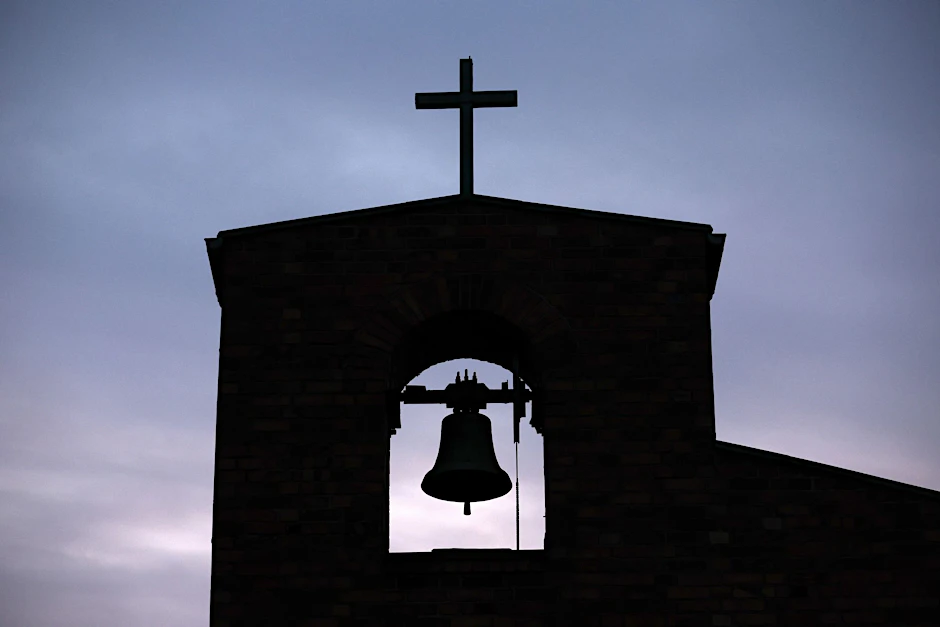 ILLUSTRATION - Die katholische St. Josefs-Kirche am frühen Morgen. Themen der Vollversammlung waren die Aufarbeitung des sexuellen Missbrauchs in der katholischen Kirche und der Ukraine Krieg.  