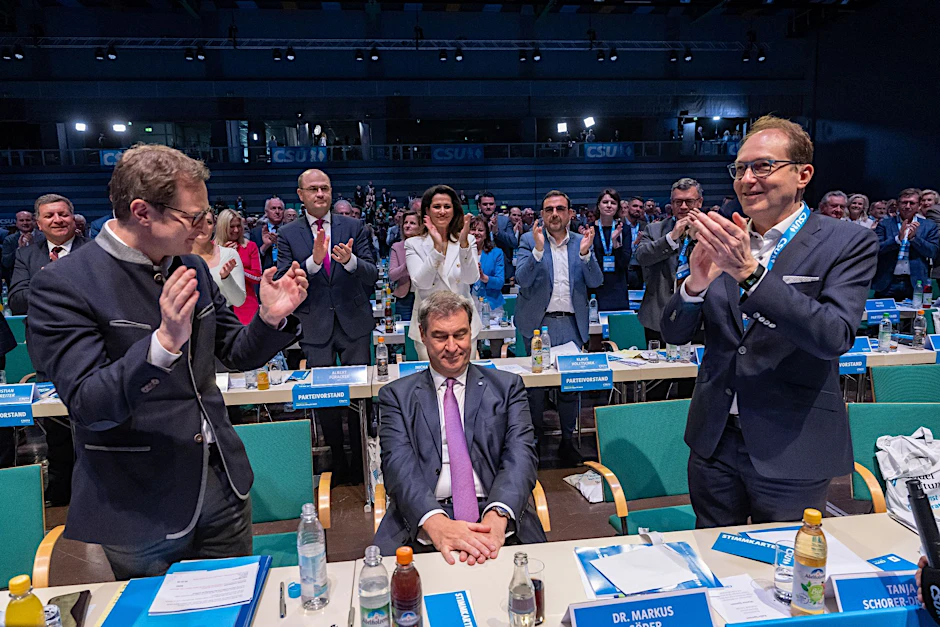 Markus Söder (M) bekommt nach seiner Wahl zum Spitzenkandidaten Applaus beim CSU-Parteitag.  