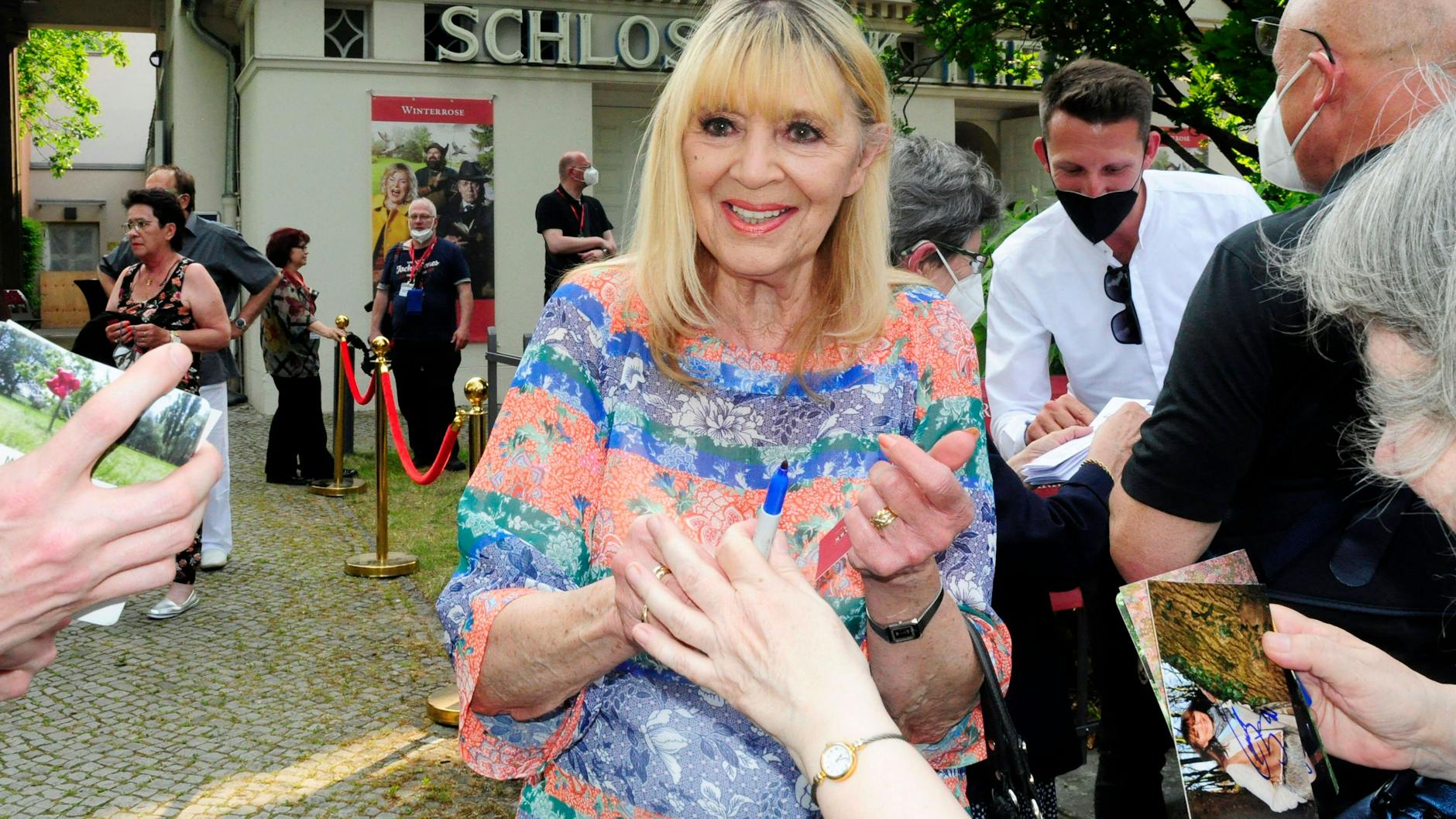 Cindy Berger ist in Berlin viel unterwegs. Hier trifft sie bei einer Premiere im Schlosspark Theater ihre Fans.