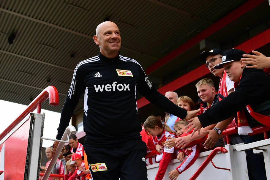 Markus Hoffmann begrüßt bei der Saisoneröffnung die Fans der Eisernen.