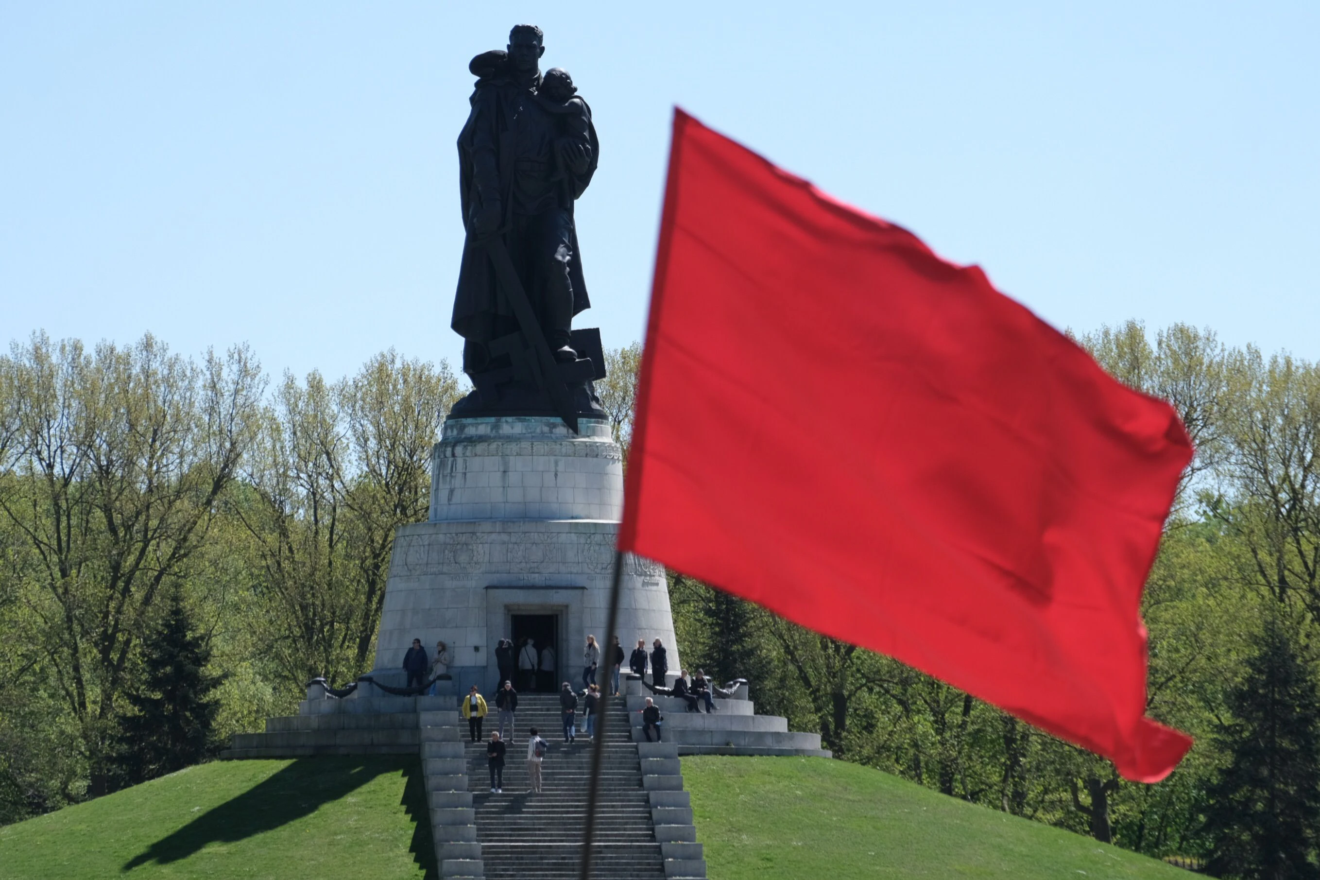 Eine rote Flagge vor dem Ehrenmal