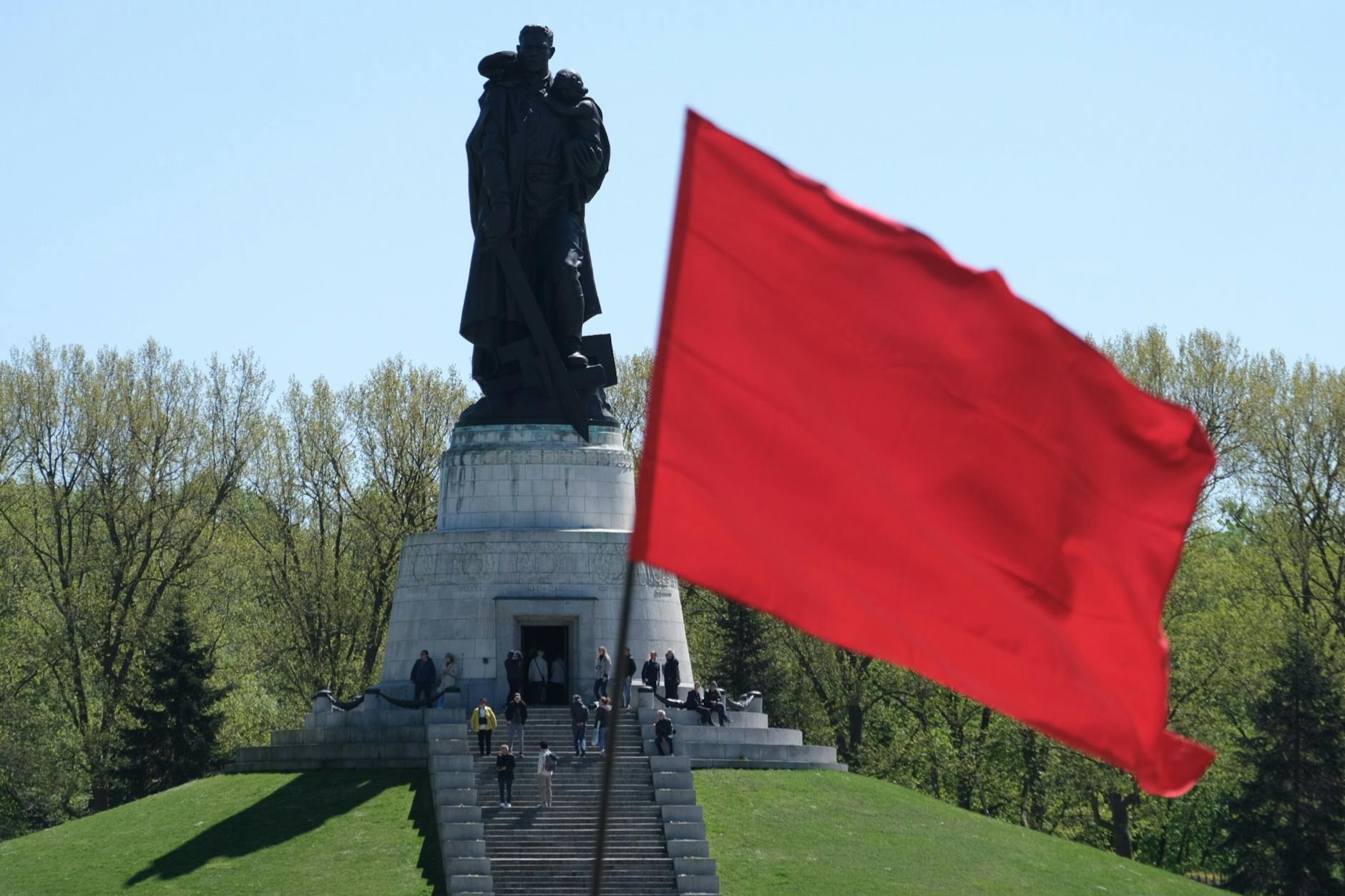 Auch am Sowjetischen Ehrenmal im Treptower Park wollen Menschen dem Kriegsende gedenken.
