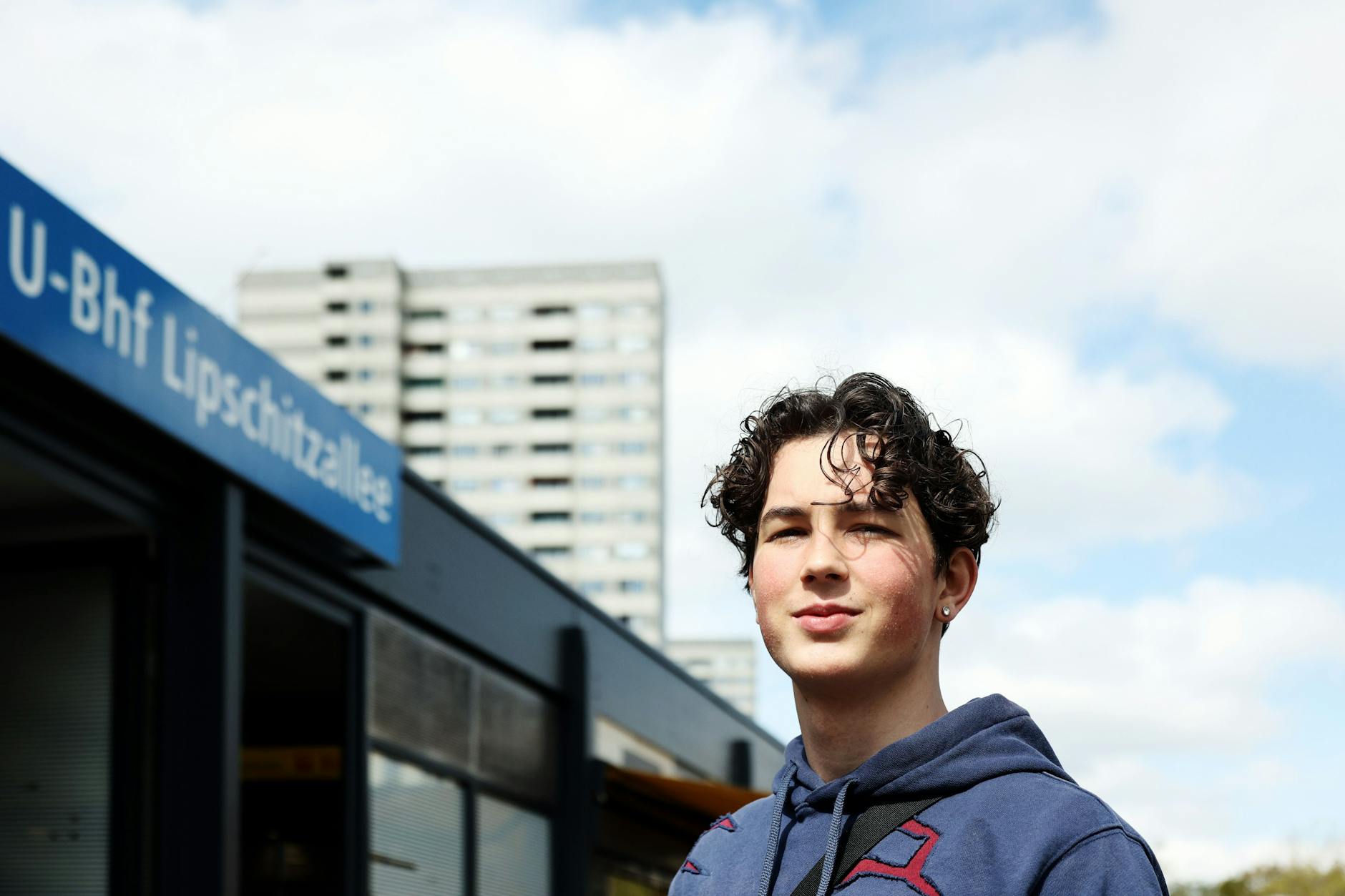 Hier – am U-Bahnhof Lipschitzallee in der Gropiusstadt – spielt der Kinofilm „Sonne und Beton“. Levy Rico Arcos, heute 16 Jahre alt, ist der Hauptdarsteller und heißt im Film Lukas.