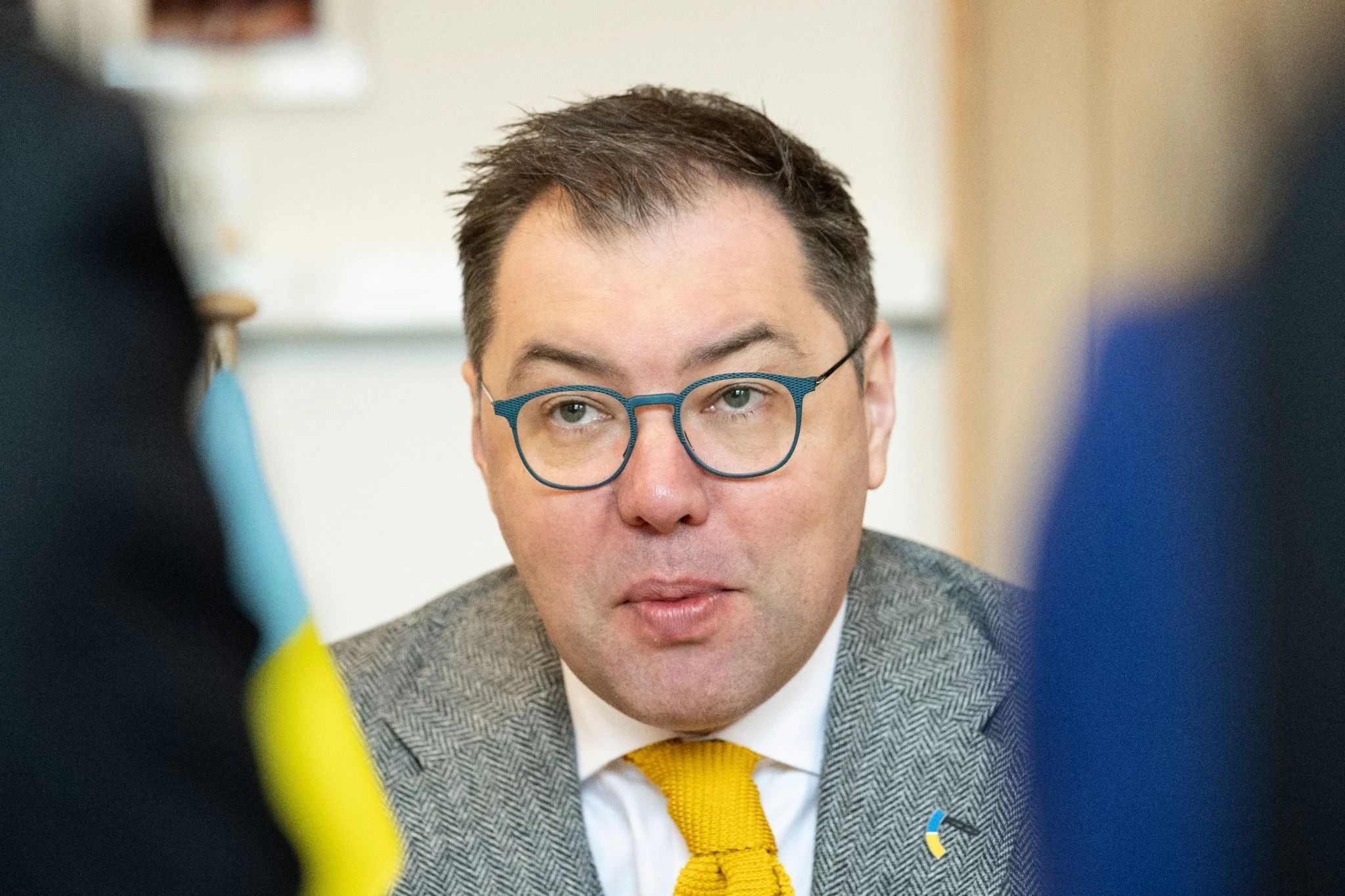 Oleksii Makeiev, Botschafter der Ukraine, unterhält sich bei einem Termin.&nbsp;