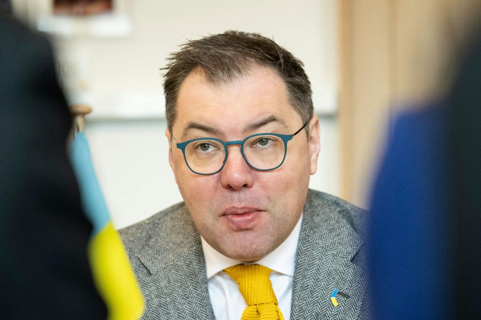 Oleksii Makeiev, Botschafter der Ukraine, unterhält sich bei einem Termin. 