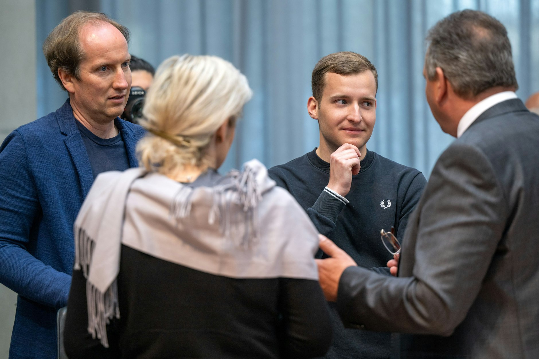 Marvin Müller (2.v.r) und Kai Gardeja (l.), Tourismusdirektor der Binzer Bucht, sprechen vor Beginn der Sitzung des Petitionsausschusses im Deutschen Bundestag zum umstrittenen LNG-Terminal auf Rügen mit den Bundestagsabgeordneten.