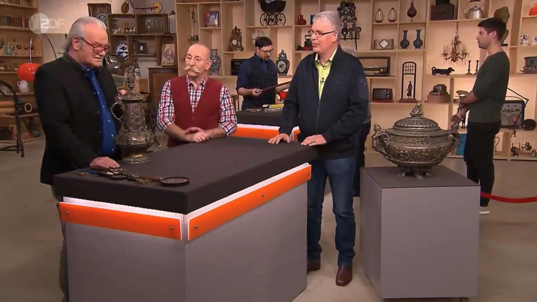 „Bares für Rares“-Experte Albert Maier weiß viel über den alten Münzhumpen zu berichten.