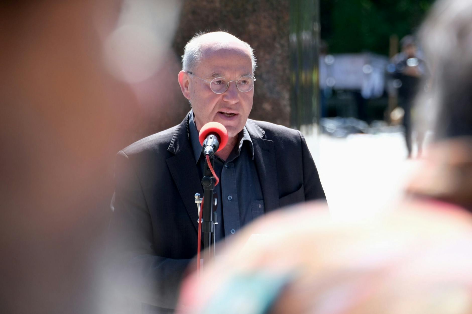 Linken-Politiker Gregor Gysi hält eine Rede vor dem sowjetischen Ehrenmal in Treptow. 