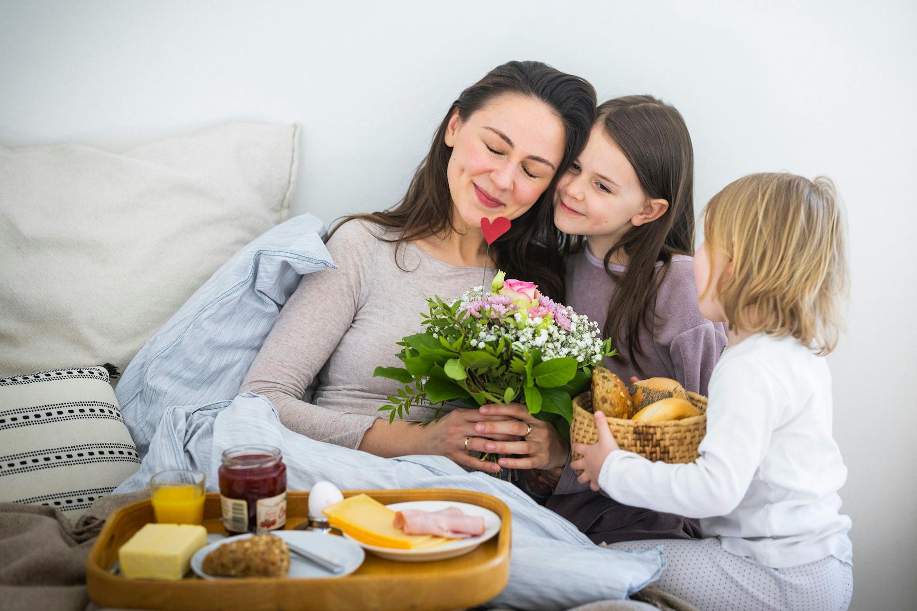 Mama bekommt am Muttertag von den lieben Kleinen das Frühstück mit Blumen ans Bett. Ein Bild, das die Reklame uns bis heute so vermittelt.