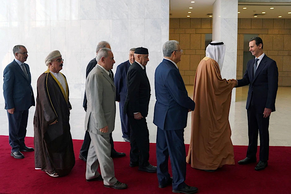 HANDOUT - Baschar al-Assad (r), Präsident von Syrien, empfängt eine Delegation verschiedener arabischer Parlamente.  