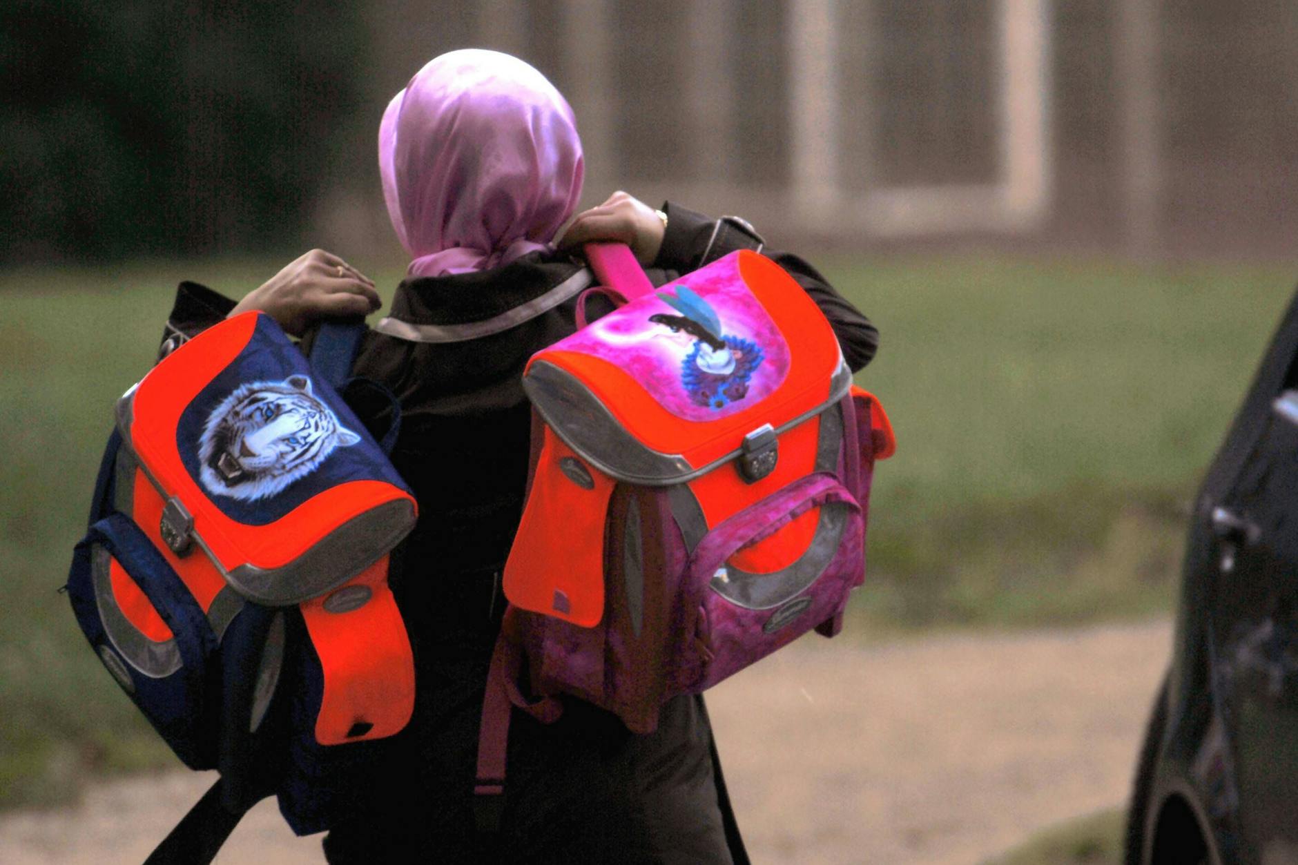 Eine Schülerin mit Kopftuch (Symbolfoto). Mehrere Mädchen wurden jetzt in Brandenburg attackiert.