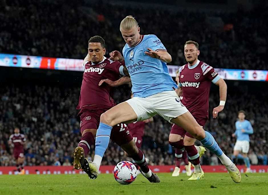 Erling Haaland (M) von Manchester City in Aktion.  