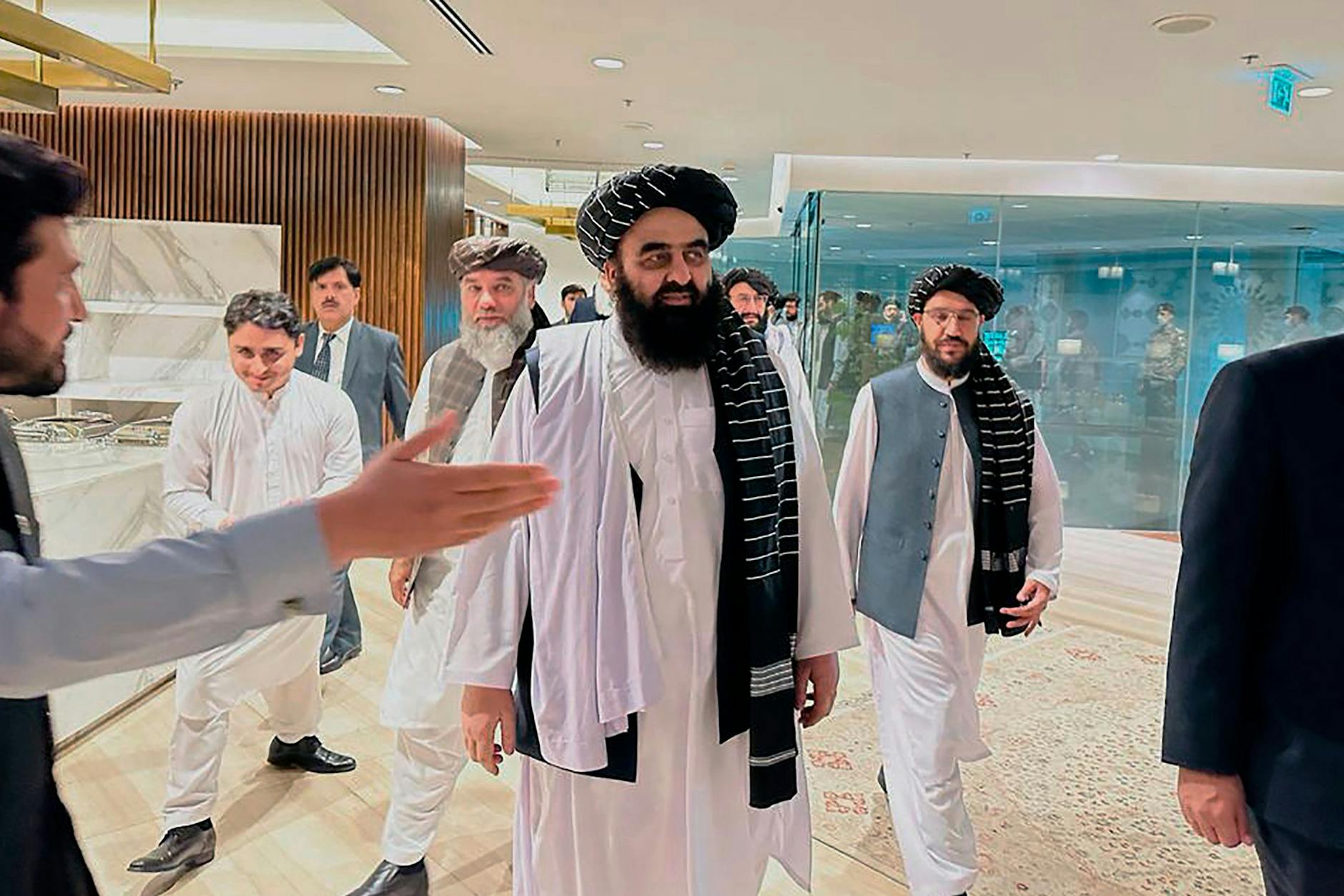 Eine Taliban-Delegation am Flughafen von Islamabad, Pakistan