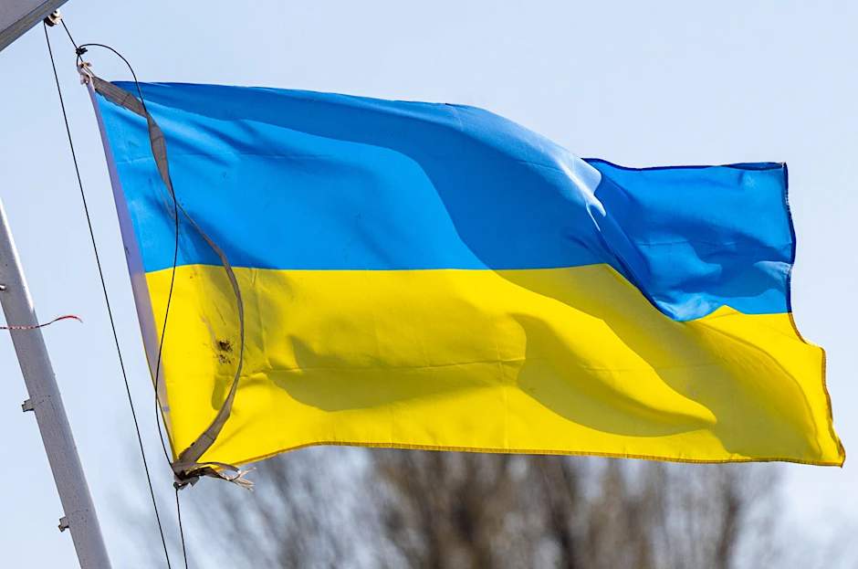 ARCHIV - Die Flagge der Ukraine weht im Wind auf einem Schiffsmast.  d