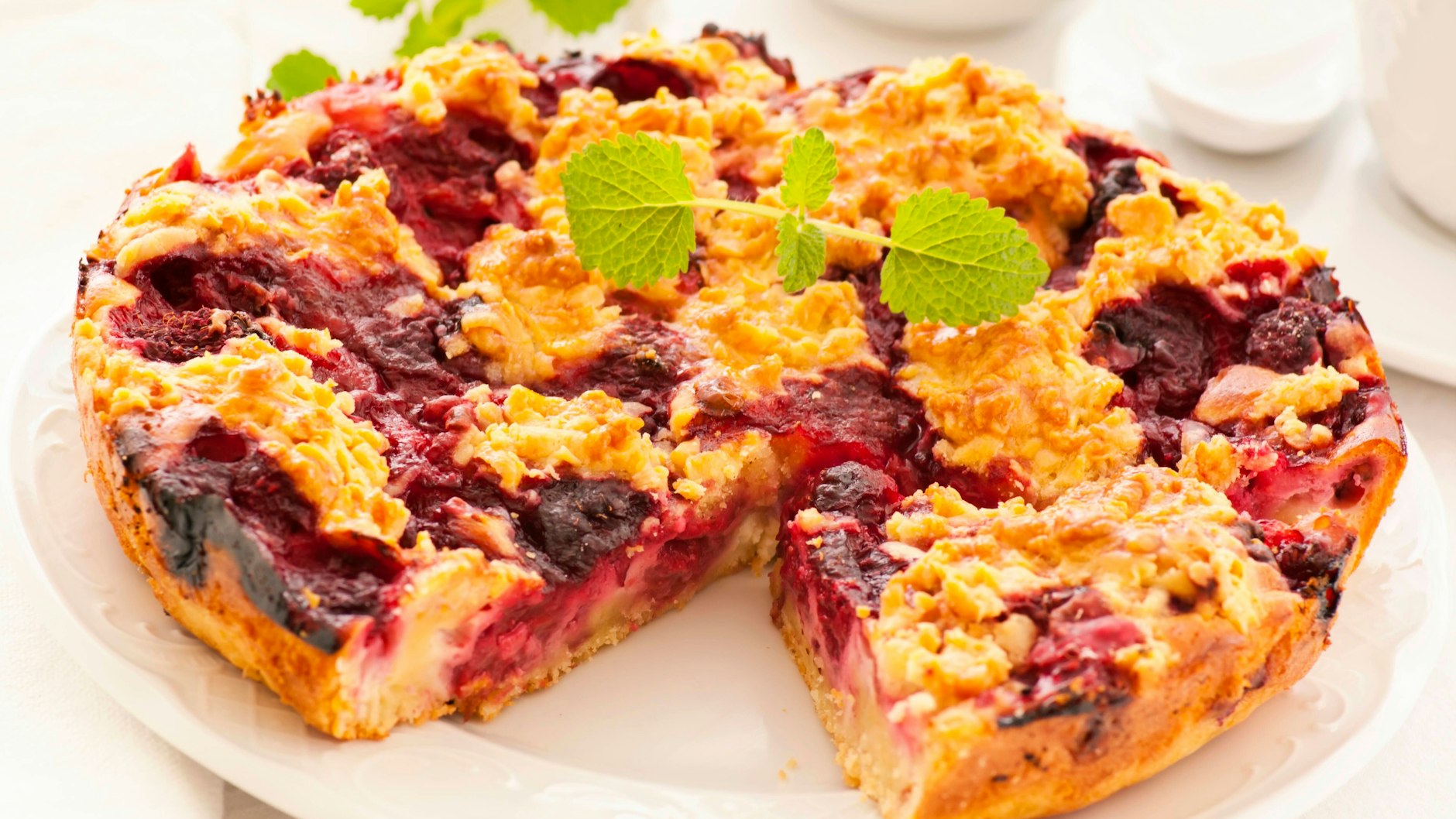 Blitzschnell ist der Erdbeer-Streuselkuchen im Ofen, schmeckt nach dem Auskühlen super mit etwas Schlagsahne.