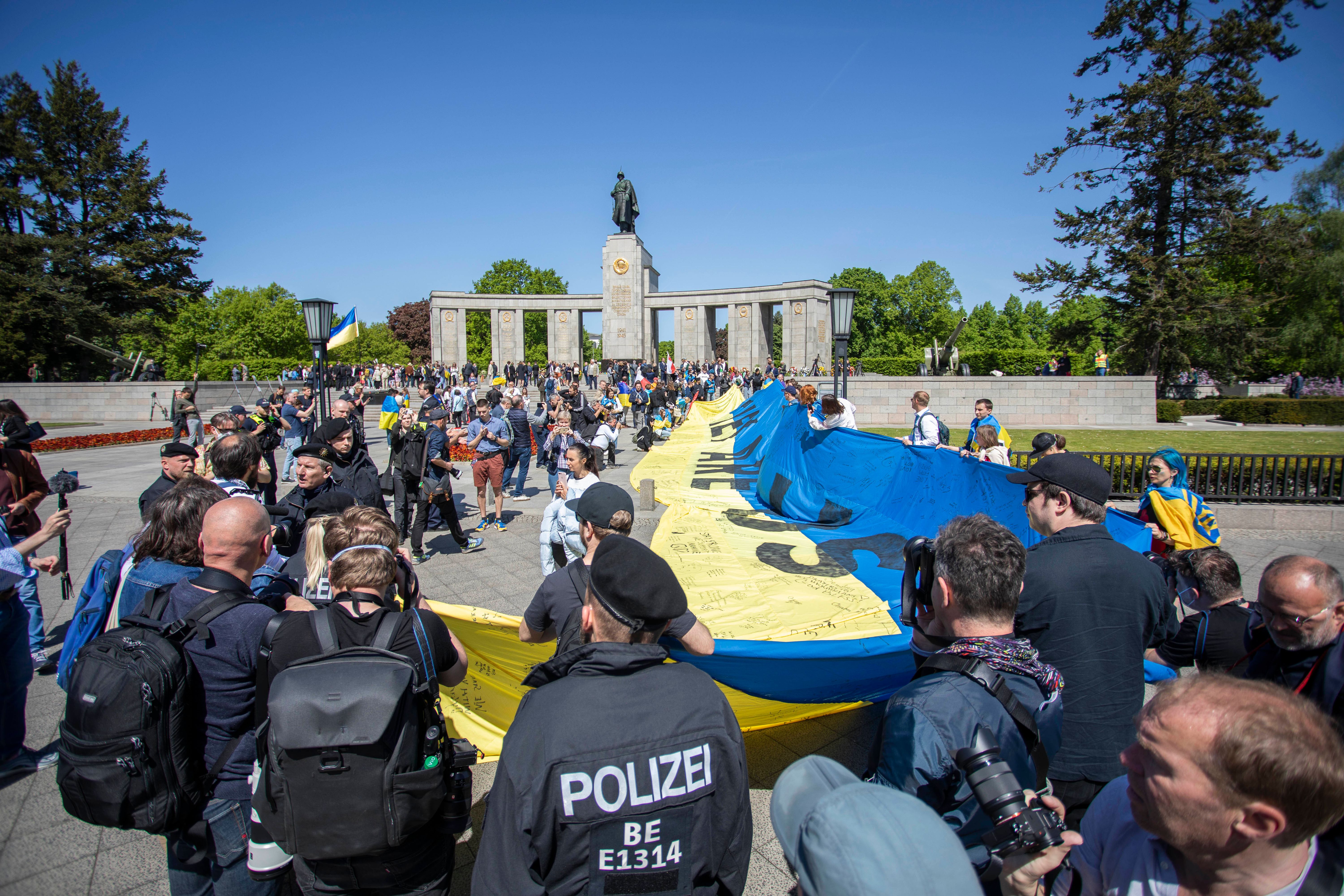 Image - Fahnen-Eklat: 1500 Polizisten sichern Weltkriegsgedenken ab