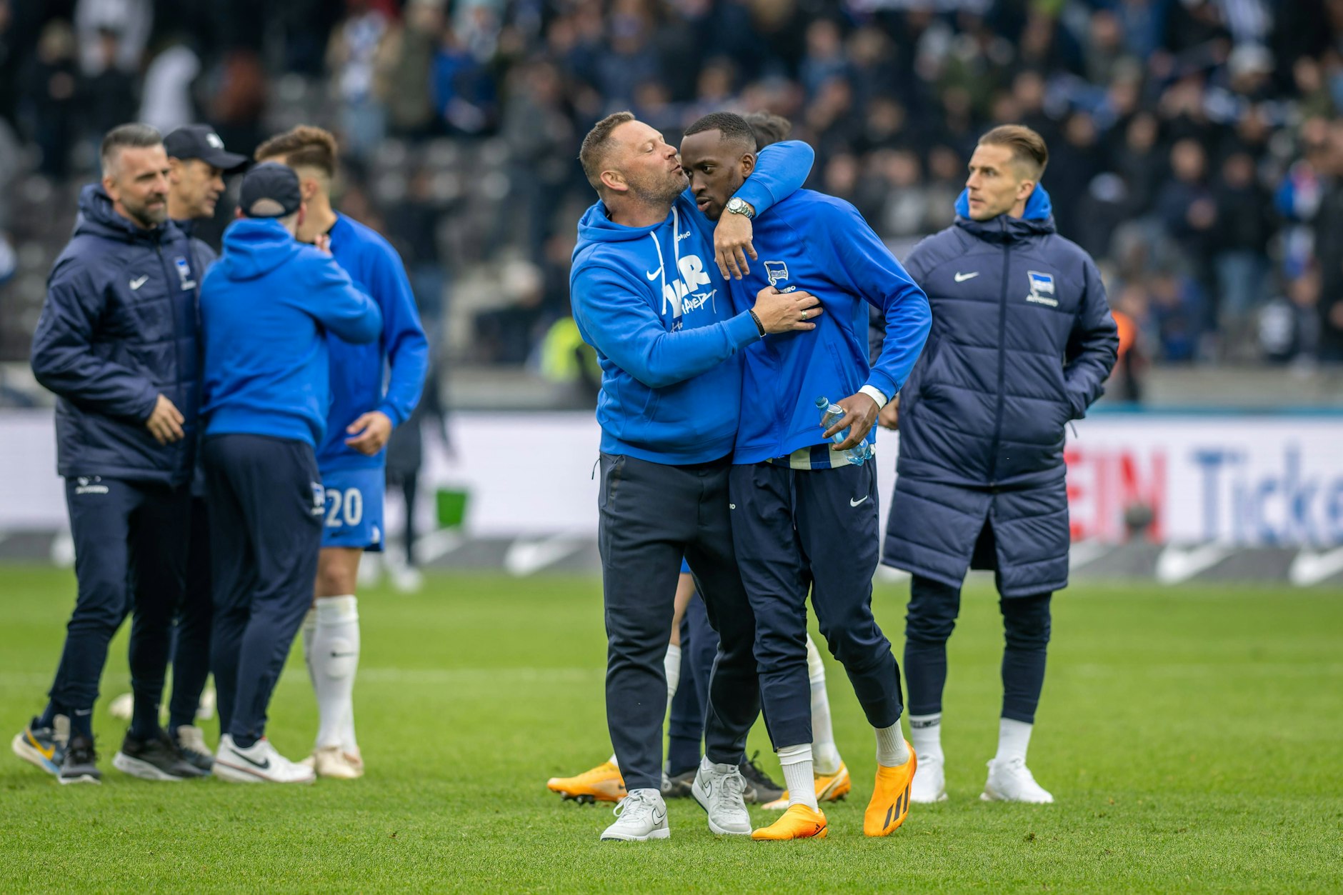 Verbessern Dodi Lukebakio und Co. ihr Konterspiel und gewinnt Hertha BSC beim 1. FC Köln, verteilt Trainer Pal Dardai (47) sicher wieder Küsschen. 