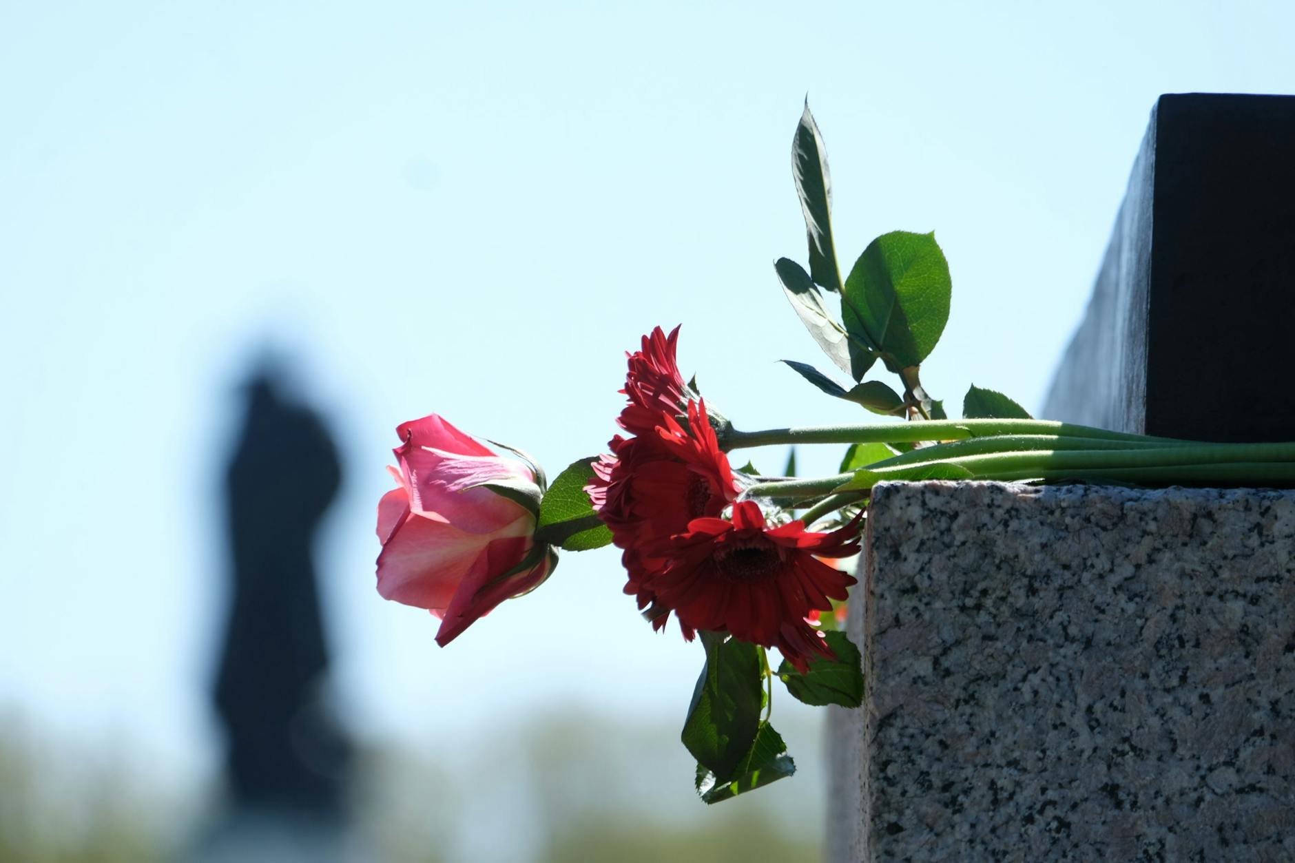 Blumen liegen am Russischen Ehrenmal in Berlin-Treptow.