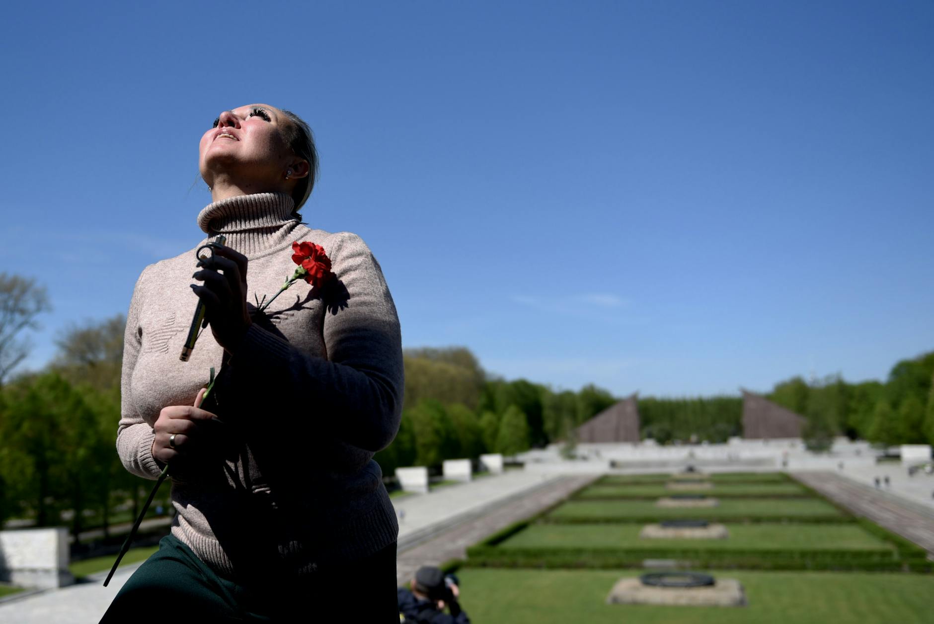 Eine Frau besucht das Sowjetische Ehrenmal in Berlin-Treptow.