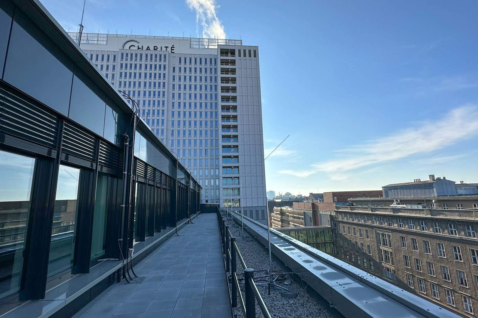 Blick auf das Bettenhochhaus der Charité in Berlin-Mitte (Symbolbild).