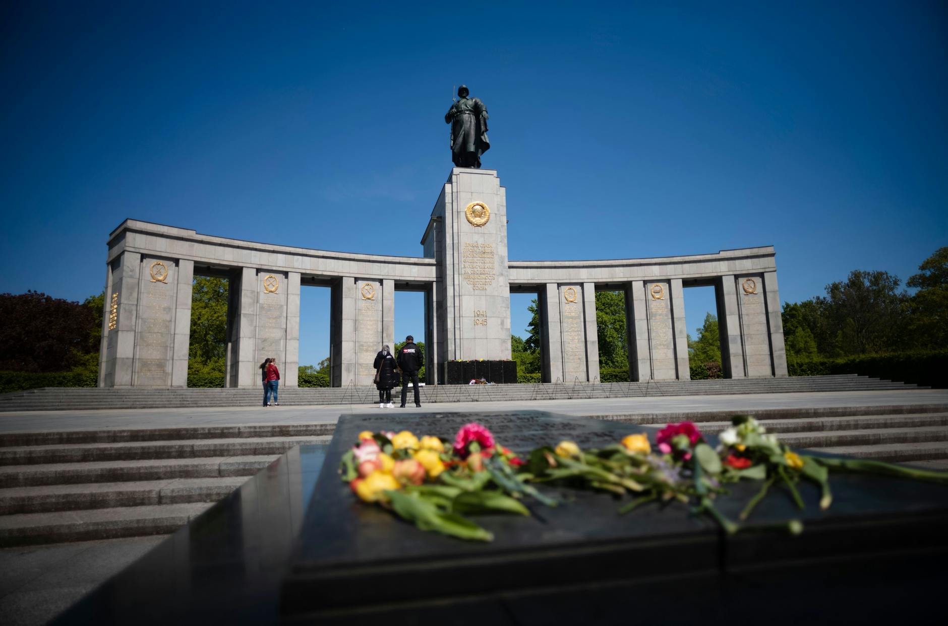 Blumen liegen vor dem sowjetischen Kriegerdenkmal auf der Straße des 17. Juni.