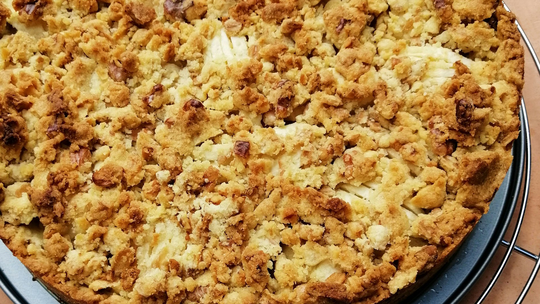 Der Teig hält vor allem die Äpfel zusammen. 