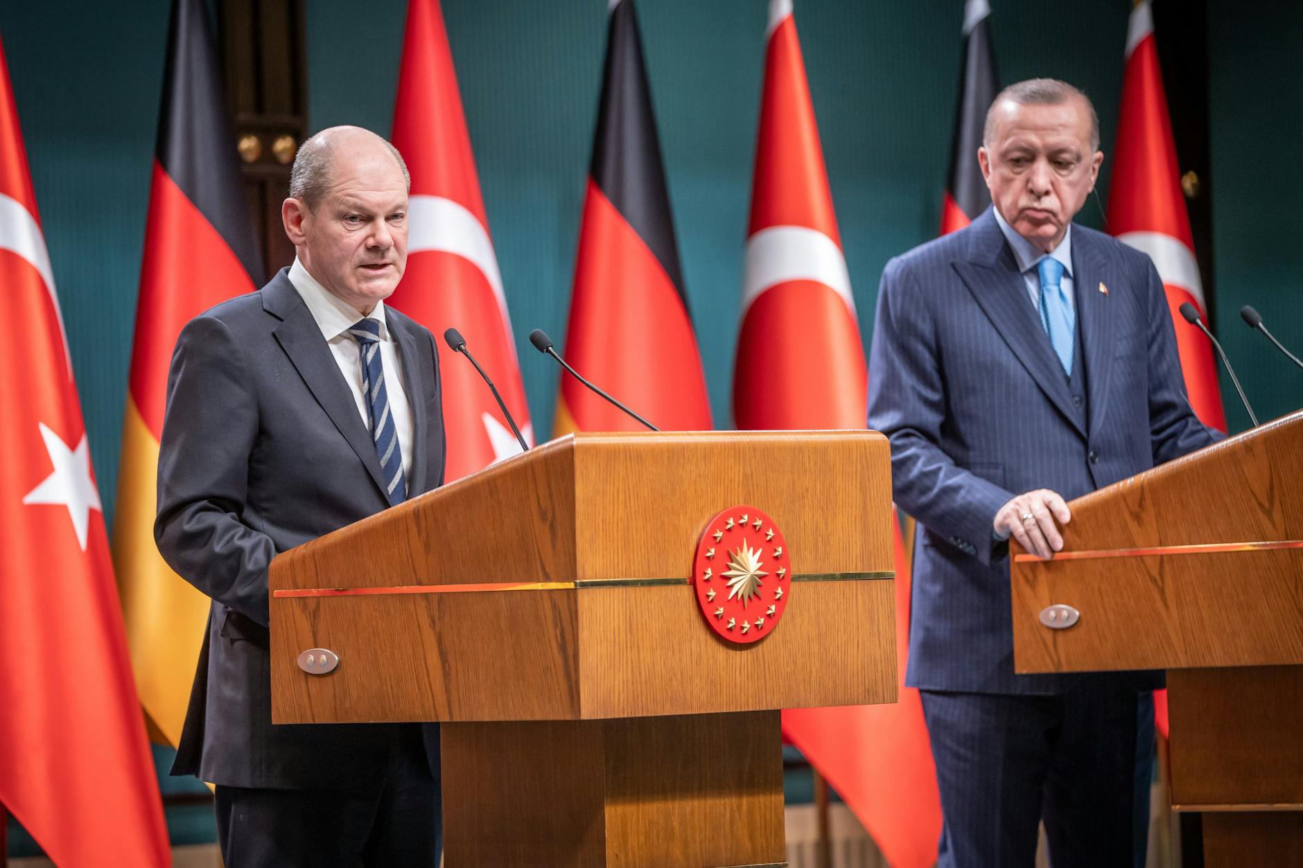 14.03.2022, Türkei, Ankara: Bundeskanzler Olaf Scholz (SPD), nimmt neben Recep Tayyip Erdogan, Präsident der Türkei, an der Pressekonferenz nach den bilateralen Gesprächen teil. 