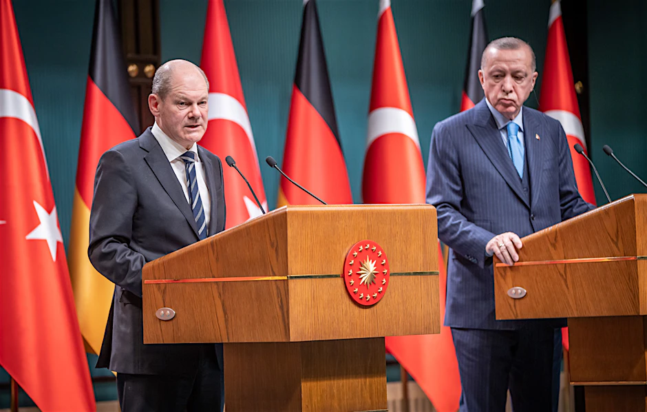 14.03.2022, Türkei, Ankara: Bundeskanzler Olaf Scholz (SPD), nimmt neben Recep Tayyip Erdogan, Präsident der Türkei, an der Pressekonferenz nach den bilateralen Gesprächen teil.&nbsp;
