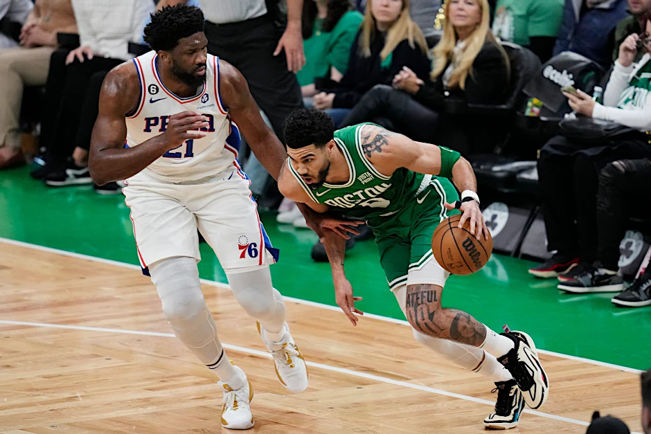 Bostons Jayson Tatum zieht gegen Joel Embiid von den Philadelphia 76ers zum Korb.  