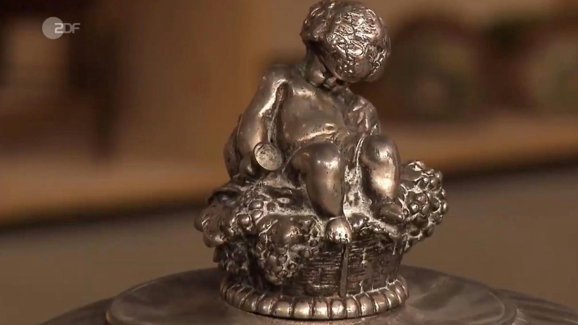 Auch den Flaschenkühler bei „Bares für Rares“ ziert eine kleine Figur.