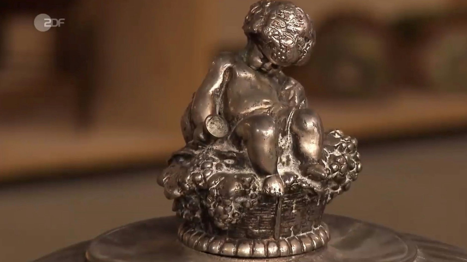 Auch den Flaschenkühler bei „Bares für Rares“ ziert eine kleine Figur.