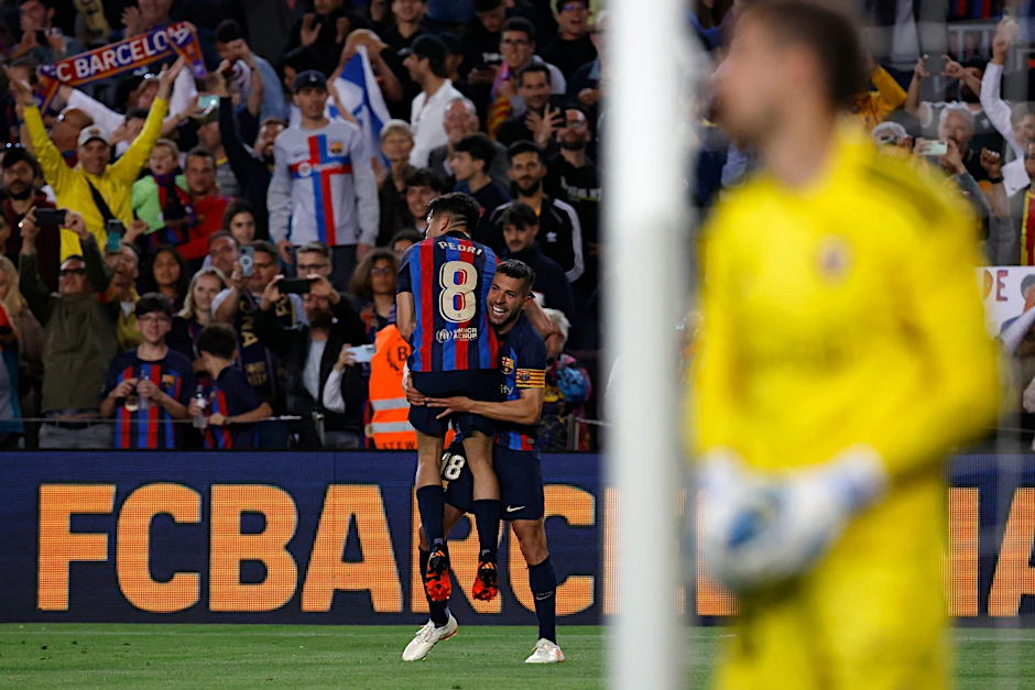 Barcelonas Jordi Alba (2.v.l) jubelt nach dem Führungstreffer seiner Mannschaft.  