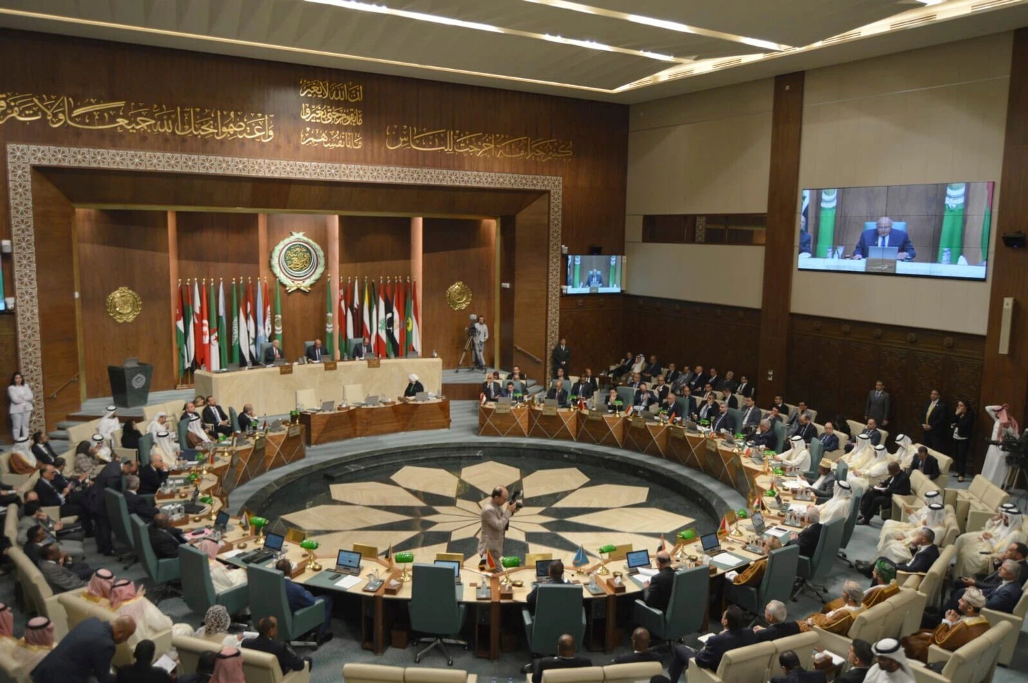 HANDOUT - Delegierte und Außenminister der Mitgliedsstaaten versammeln sich am Sitz der Arabischen Liga.   Foreign Affairs/AP/dpa