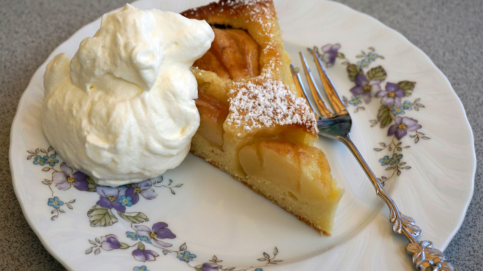 Zu diesem Apfelkuchen passt Schlagsahne perfekt.