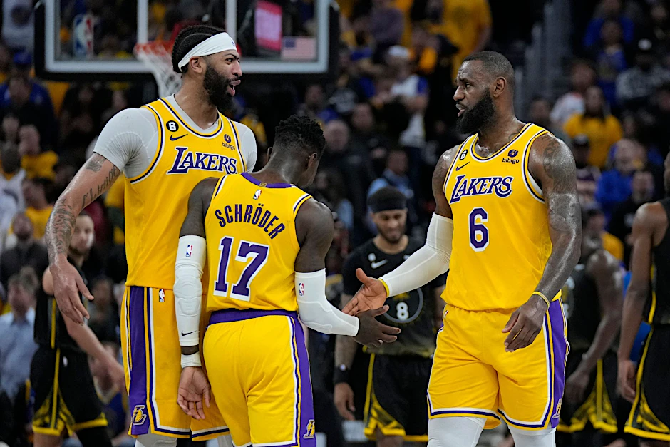 Die Lakers-Stars Anthony Davis (l), Dennis Schröder (M) und LeBron James zeigten gegen die Golden State Warriors ihre Klasse.  