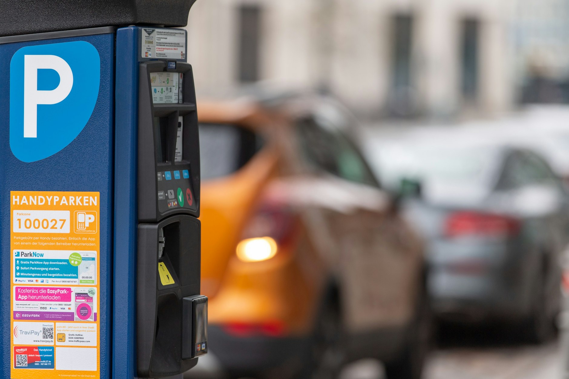 Ein Parkscheinautomat steht am Straßenrand.