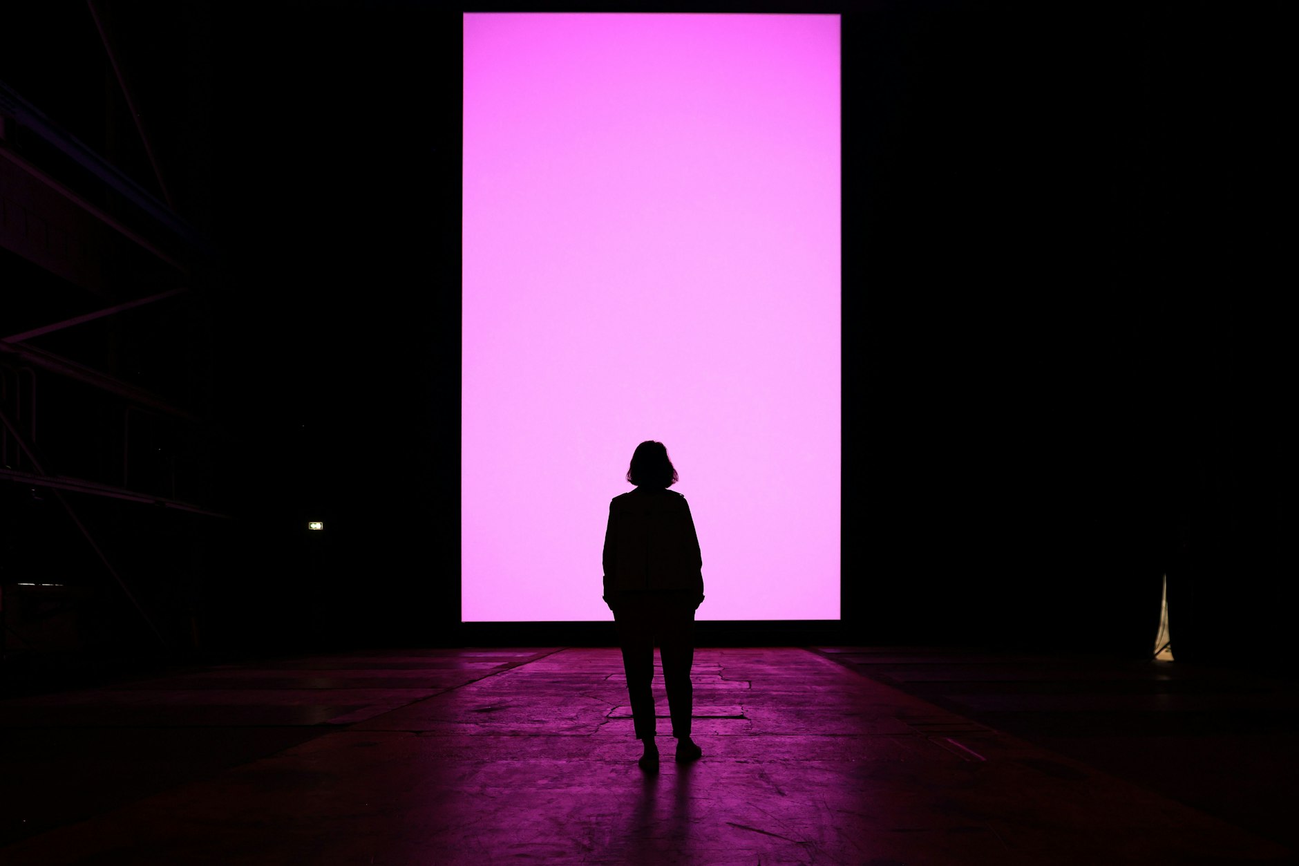 Eine Frau betrachtet die Installation „Waveform L“ in der Ausstellung „Dimensions“ in den Pittlerwerken in Leipzig, Sachsen.&nbsp;