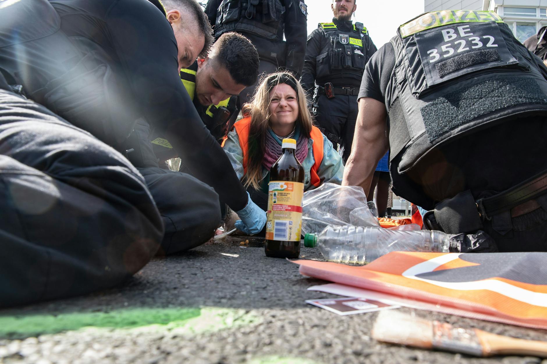 Eine Aktivistin der Letzten Generation blockiert die Straße vor dem Hauptbahnhof in Berlin am 6. Mai. 