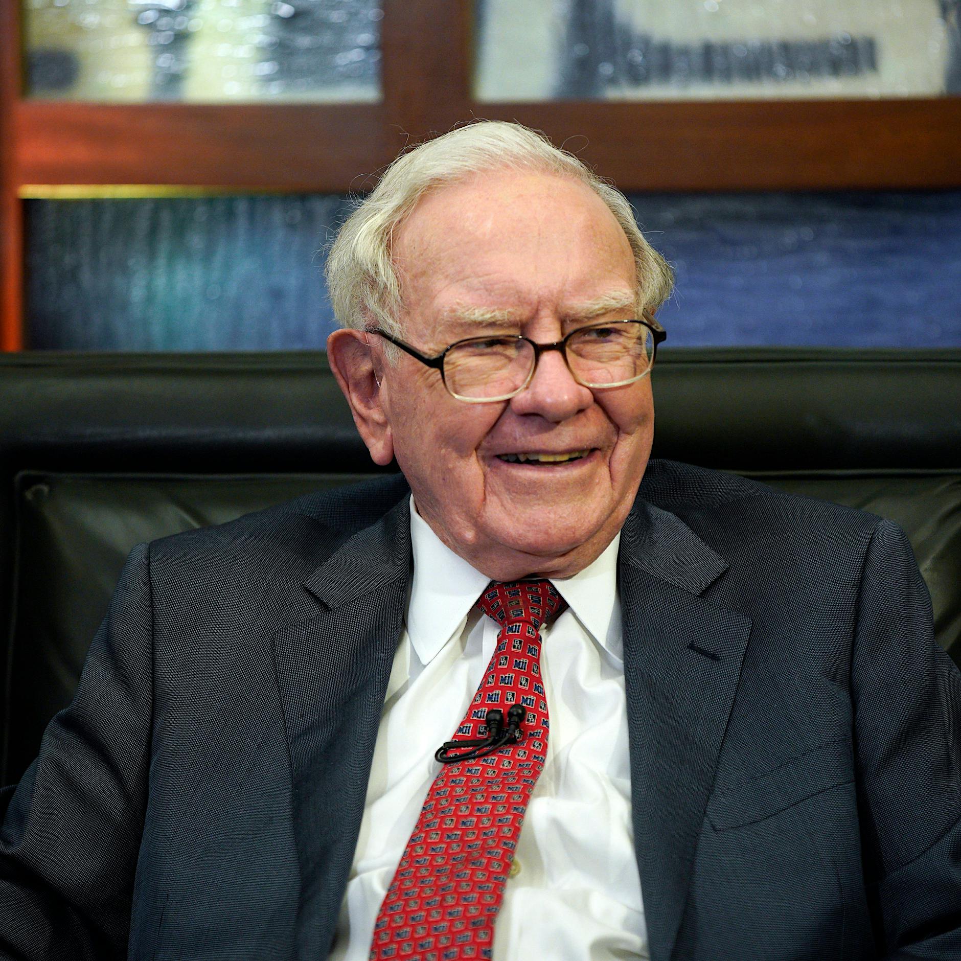 Star-Investor Warren Buffett vergleicht KI mit Atombombe