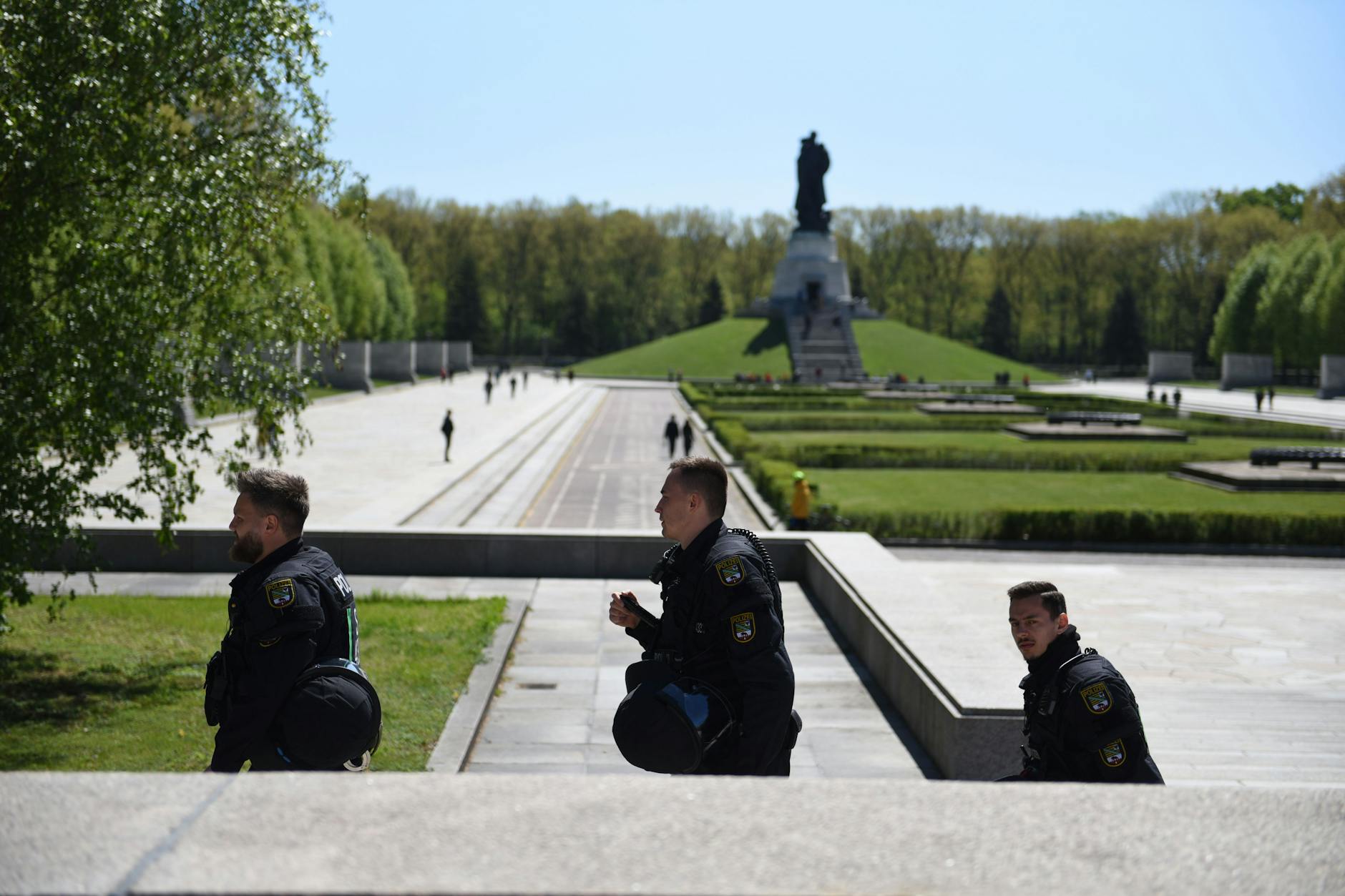 Polizisten patrouillieren rund um das Sowjetische Ehrenmal am Treptower Park.