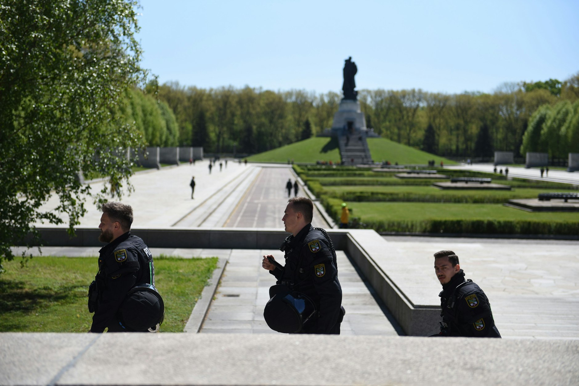 Polizisten patrouillieren rund um das Sowjetische Ehrenmal am Treptower Park.