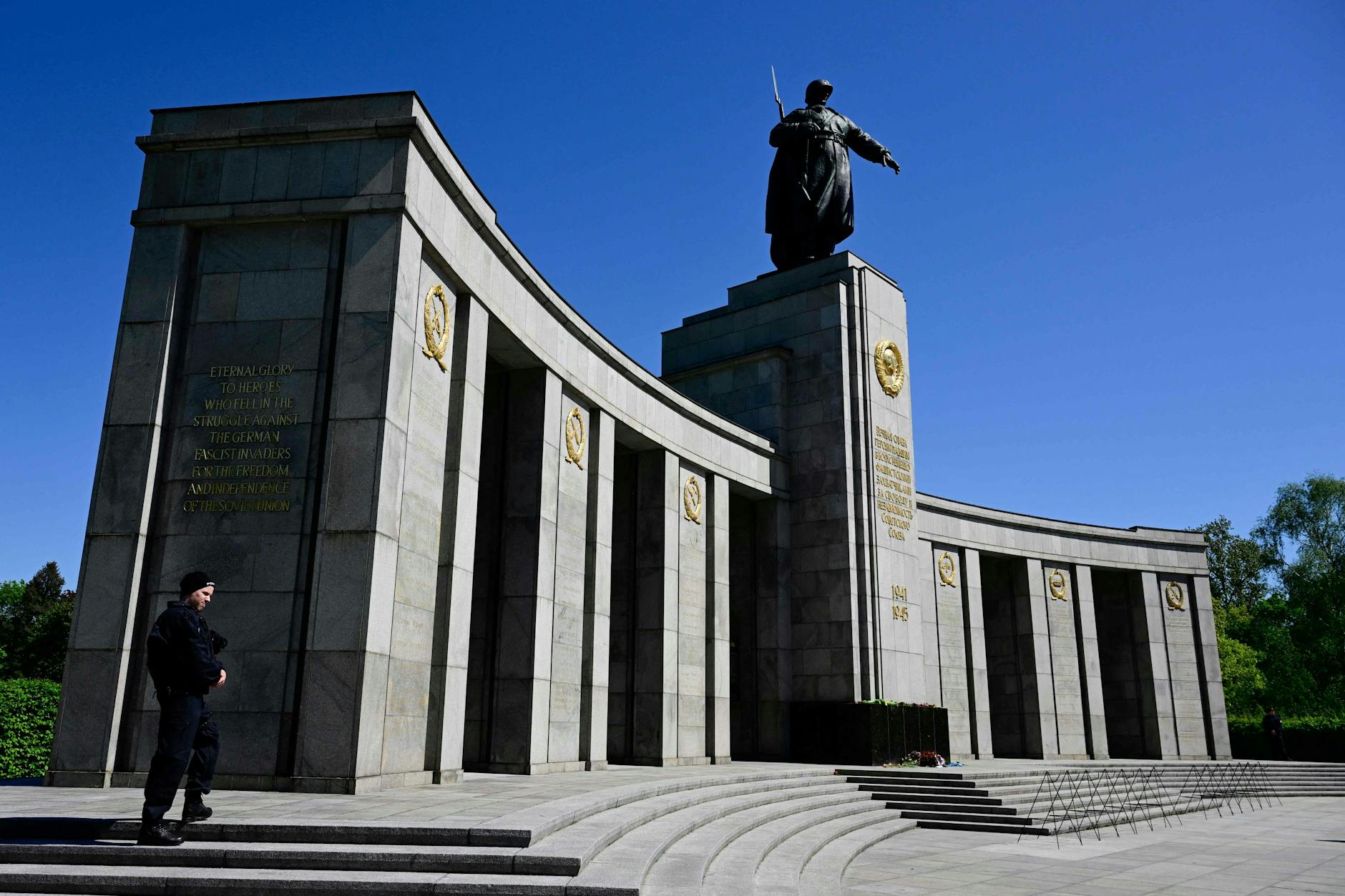 Ein Polizist bewacht das sowjetische Kriegerdenkmal in Tiergarten.