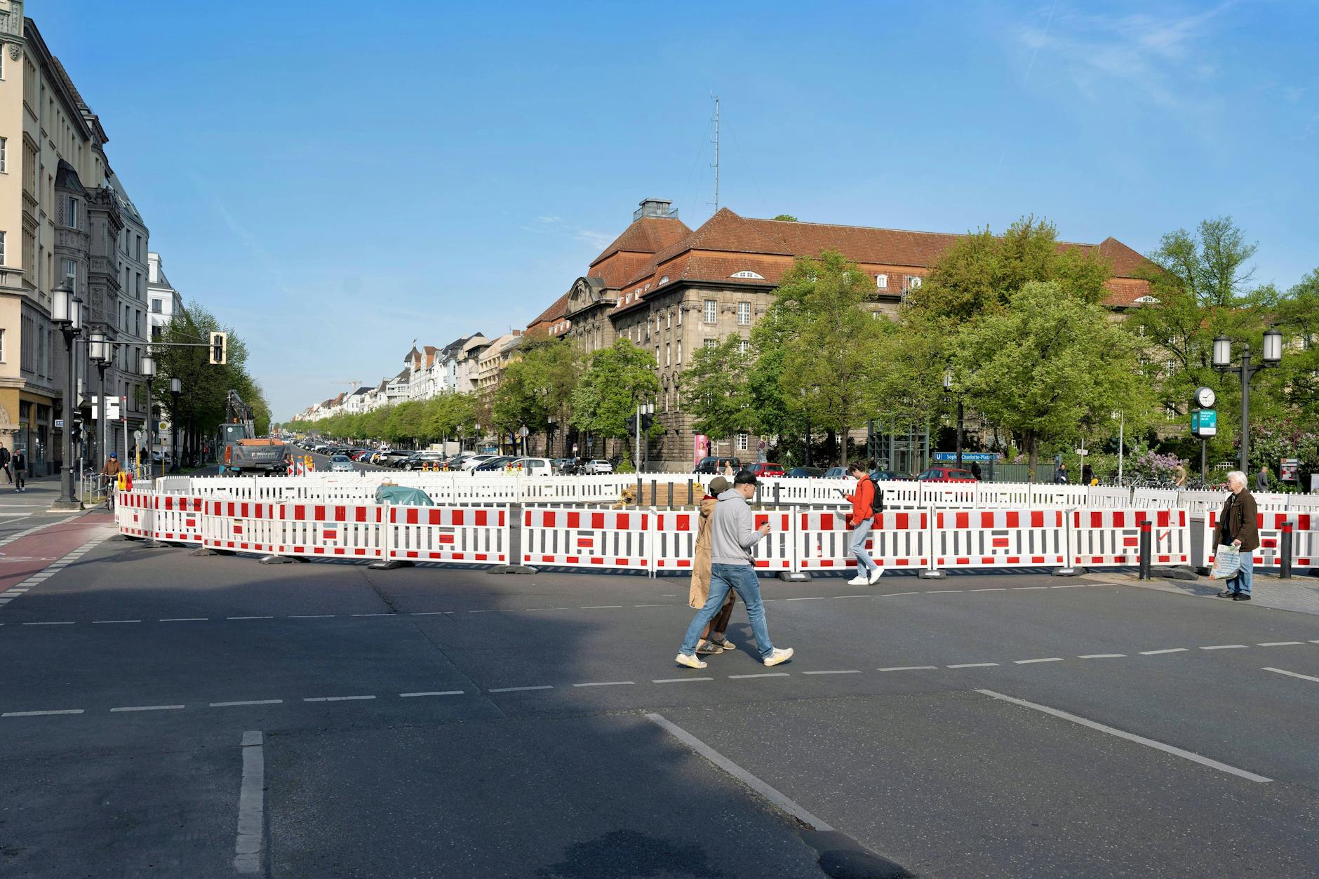 Der Kaiserdamm ist seit Ende April gesperrt. Die Fahrbahn war auf Höhe des Sophie-Charlotte-Platzes abgesackt.
