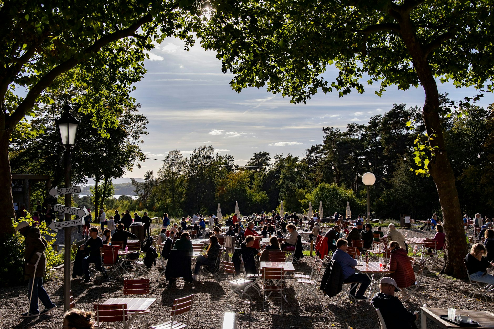 Genuss pur in einem Biergarten im Berliner Grunewald. Wird der Biergarten-Sommer 2023 unbezahlbar?