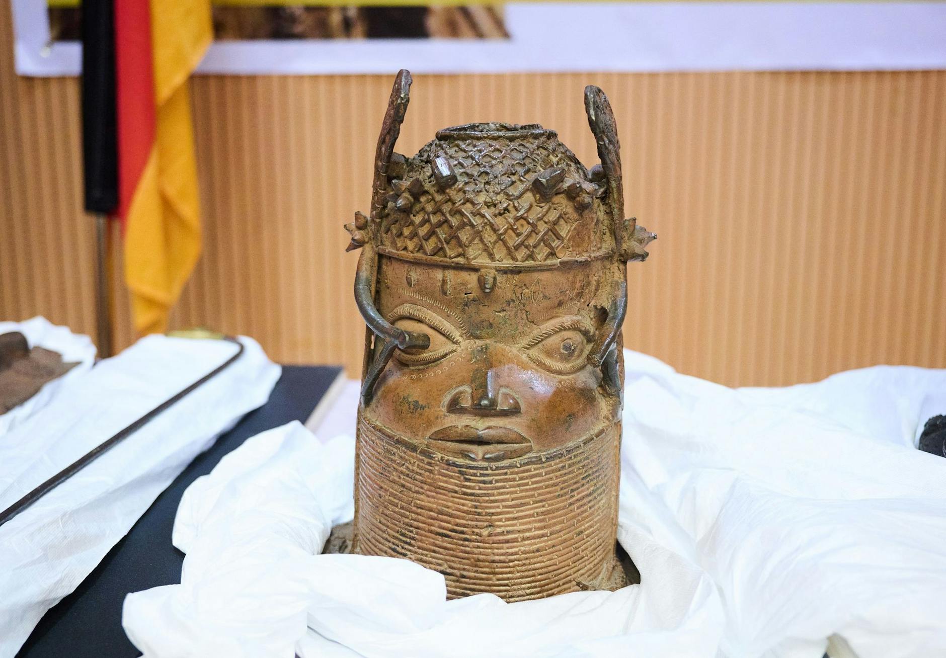 ARCHIV - Deutschland gab im Dezember erstmals mehrere wertvolle Kulturschätze aus Kolonialzeiten an Nigeria zurück.