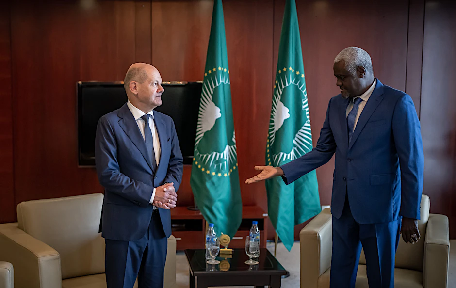 Bundeskanzler Olaf Scholz (SPD), steht neben Mousa Faki Mahamat, Vorsitzender der Kommission der Afrikanischen Union, vor Beginn eines bilateralen Gesprächs