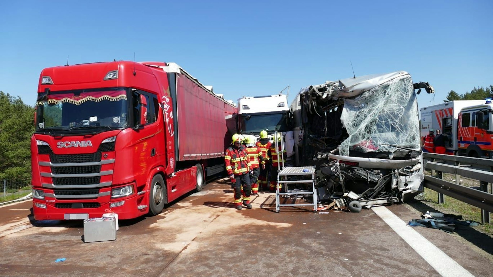 Zwei LKW und ein Reisebus waren an dem schweren Unfall auf der A12 zwischen Storkow und Friedersdorf beteiligt.