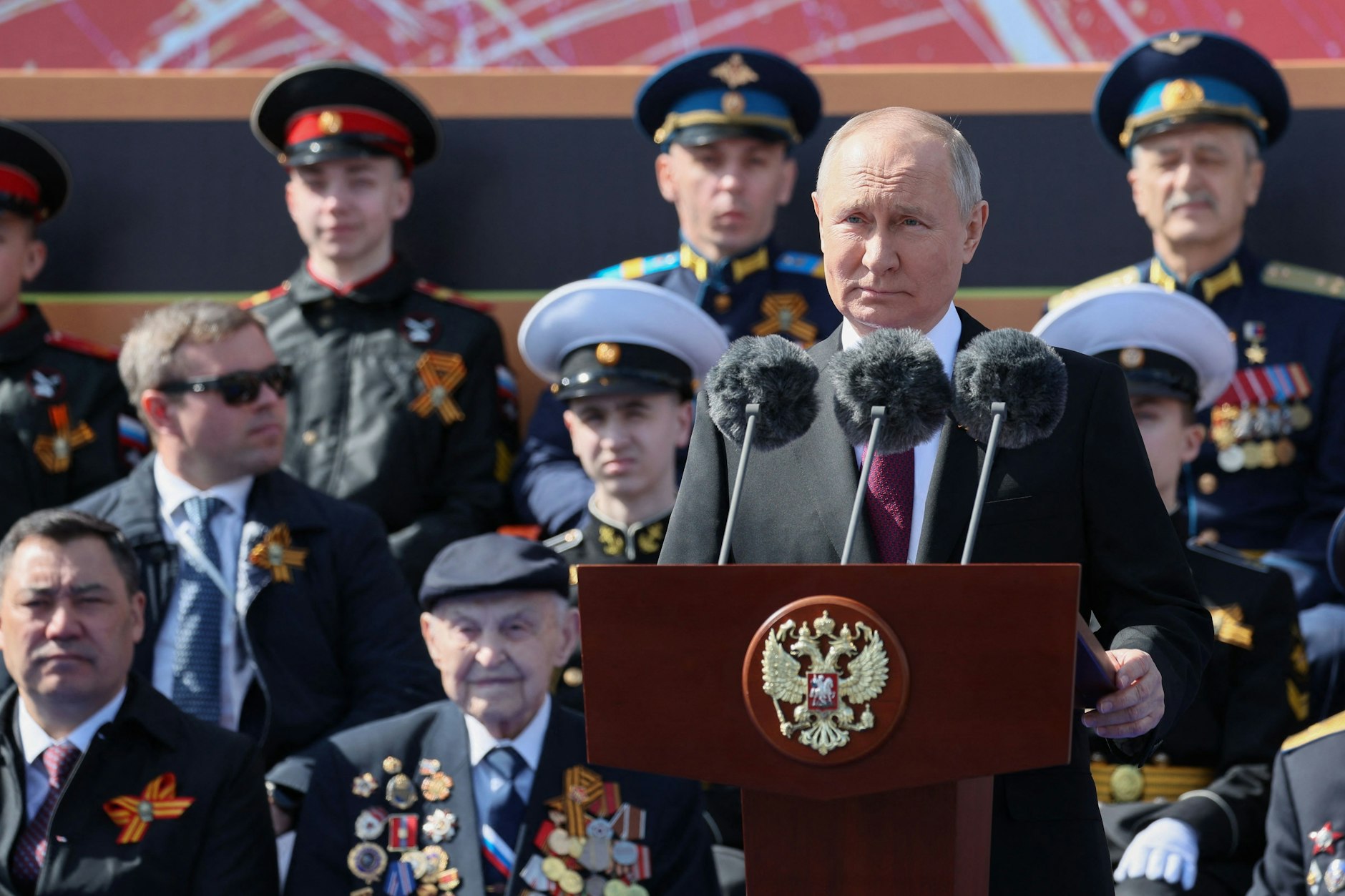 Der russische Präsident Wladimir Putin hält am 9. Mai 2023 eine Rede während der Militärparade zum Tag des Sieges auf dem Roten Platz im Zentrum von Moskau.
