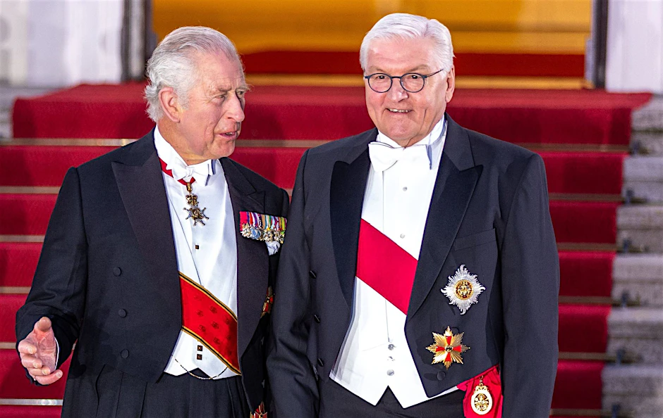ARCHIV - König Charles III. (l) und Bundespräsident Frank-Walter Steinmeier werden sich bei der Krönung wiedersehen.  