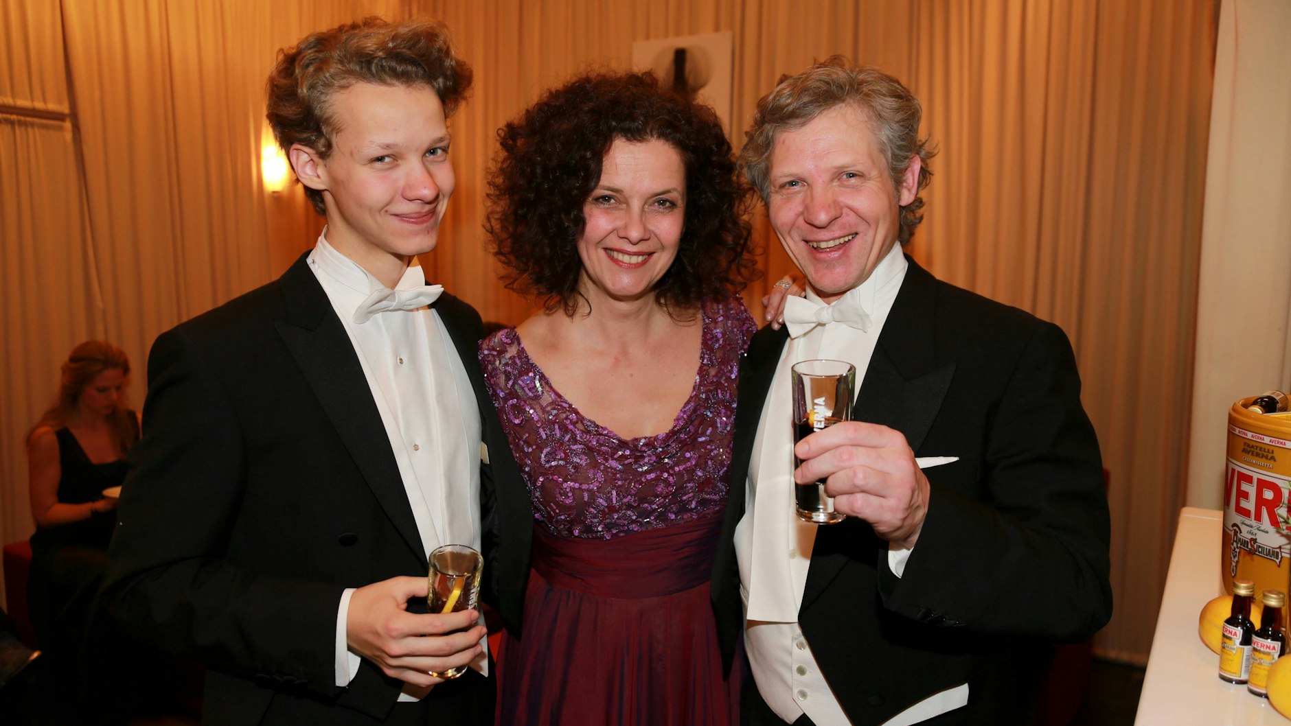 2014 als Jungspund. Felix Kammerer mit seinen Eltern. Angelika Kirchschlager und Hans Peter Kammerer sind beide Opernsänger.